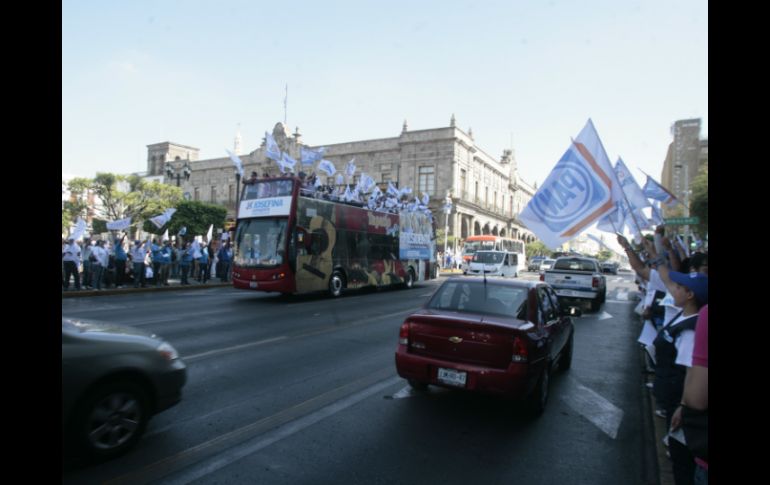 El candidato por la alcaldía de Guadalajara, Alberto Cárdenas, subió al Tapatío Tour, acompañado por decenas de simpatizantes.  /