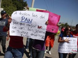 Una treintena de jóvenes protestaron en contra de Josefina Vázquez Mota. EL UNIVERSAL  /