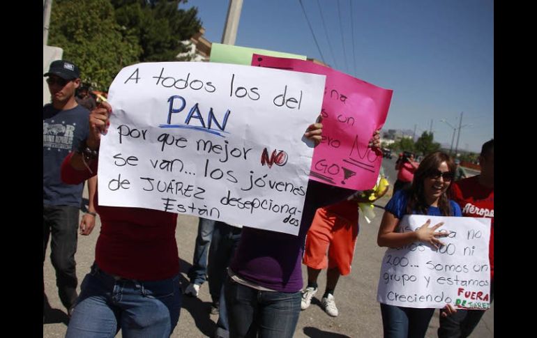 Una treintena de jóvenes protestaron en contra de Josefina Vázquez Mota. EL UNIVERSAL  /