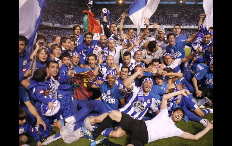 Los jugadores del Deportivo La Coruña festejan el ascenso. EFE  /