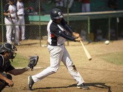 Francisco Romo del Sutaj conecta en su turno al bat.  /