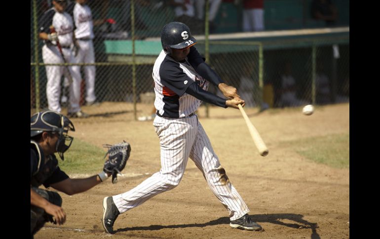 Francisco Romo del Sutaj conecta en su turno al bat.  /