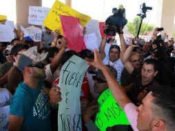 Personas se manifiestan en contra de la candidata presidencial del PAN durante su visita a Ciudad Juárez, Chihuahua. REUTERS  /