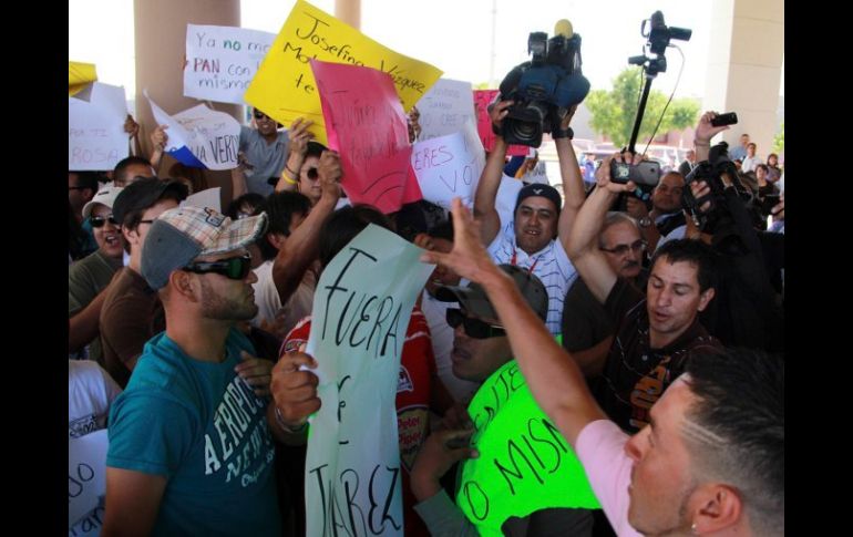 Personas se manifiestan en contra de la candidata presidencial del PAN durante su visita a Ciudad Juárez, Chihuahua. REUTERS  /