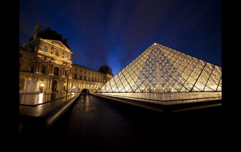 Toshiba instaló iluminación LED en el exterior del Museo de Louvre y en la Pirámide de IM Pei. ARCHIVO  /