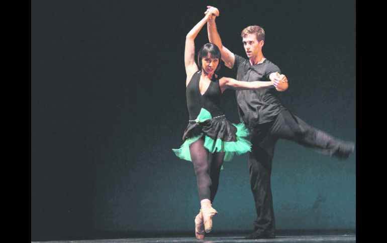 Integrantes de Les Ballets Jazz de Montreal, durante su presentación el pasado 11 de mayo, en el Teatro Degollado, en el FCM.  /