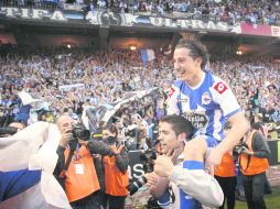 El tapatío Guardado es cargado en hombros al finalizar el partido y se llevó el aplauso y la admiración de todo el Estadio Riazor. EFE  /