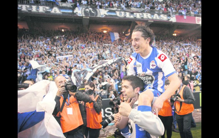 El tapatío Guardado es cargado en hombros al finalizar el partido y se llevó el aplauso y la admiración de todo el Estadio Riazor. EFE  /