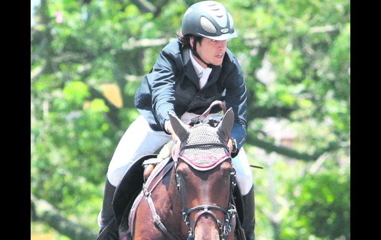 Segundo lugar. Juan Carlos Martín del Campo, a lomos de “Luka Scribe”, se llevó la moña de segundo sitio en el Gran Premio.  /