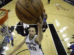 En la imagen, el jugador de los Spurs de San Antonio se dirige a la cesta de sus contrarios durante la fase final. EFE  /