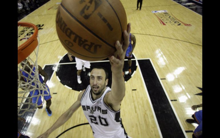 En la imagen, el jugador de los Spurs de San Antonio se dirige a la cesta de sus contrarios durante la fase final. EFE  /