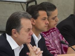 Peña Nieto acudió a la cita acompañado de Beatriz Paredes (der.) y Pedro Joaquín Codwell (izq). NOTIMEX  /