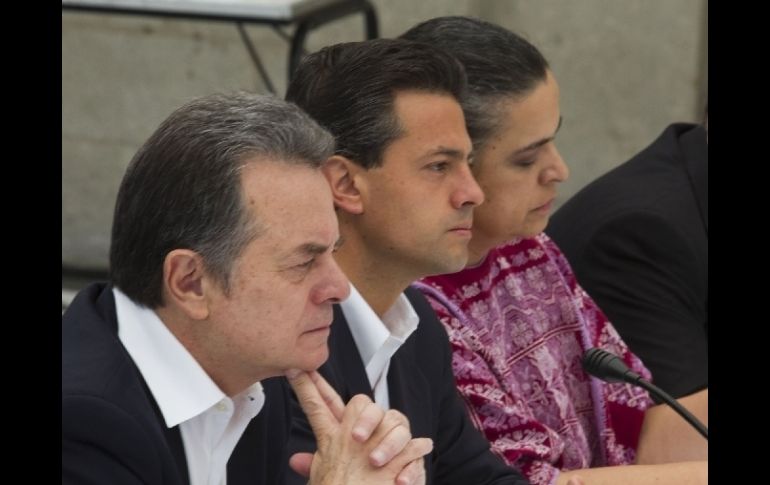 Peña Nieto acudió a la cita acompañado de Beatriz Paredes (der.) y Pedro Joaquín Codwell (izq). NOTIMEX  /