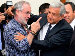 Javier Sicilia y Andrés Manuel López Obrador durante la reunión Movimiento Ciudadano por la Paz con Justicia y Dignidad. AFP  /