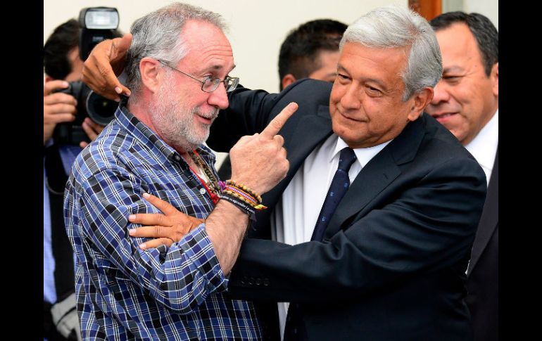 Javier Sicilia y Andrés Manuel López Obrador durante la reunión Movimiento Ciudadano por la Paz con Justicia y Dignidad. AFP  /