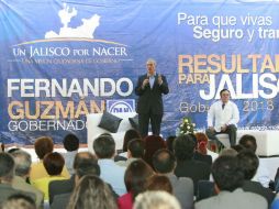 Fernando Guzmán ante cientos de personas, en donde presentó sus compromisos en educación y salud. ESPECIAL  /