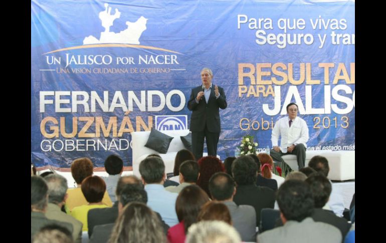 Fernando Guzmán ante cientos de personas, en donde presentó sus compromisos en educación y salud. ESPECIAL  /