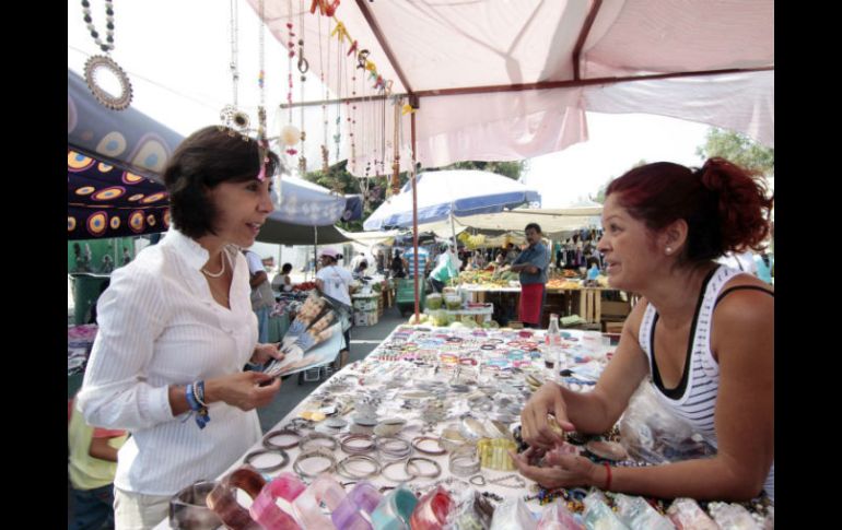 Maricarmen Mendoza candidata del PAN recorre los puestos del tianguis de Paseos del Sol. ESPECIAL  /