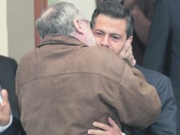 El poeta Javier Sicilia sorprende con un beso al candidato Enrique Peña Nieto. AP  /