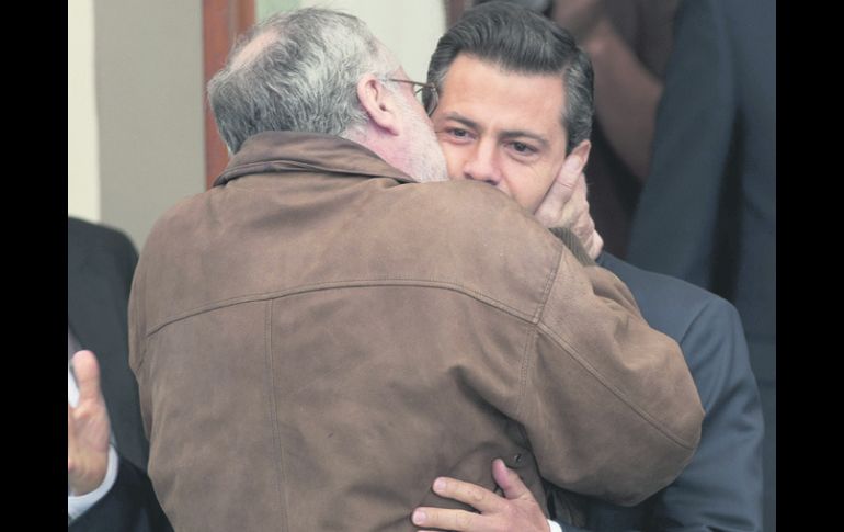 El poeta Javier Sicilia sorprende con un beso al candidato Enrique Peña Nieto. AP  /