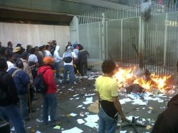 Los maestros tomaron un camión recolector de basura e incendiaron el contenido. Foto tomada de Twitter @adrianariv. ESPECIAL  /