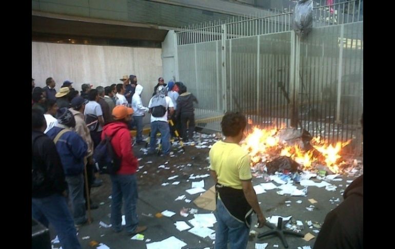 Los maestros tomaron un camión recolector de basura e incendiaron el contenido. Foto tomada de Twitter @adrianariv. ESPECIAL  /