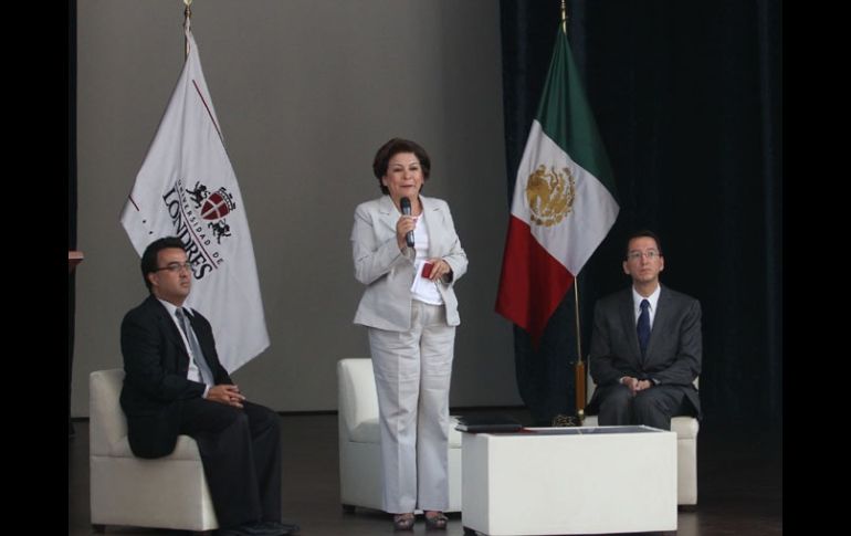 Isabel Miranda de Wallace, se reunió con estudiantes de la Universidad de Londres. NOTIMEX  /