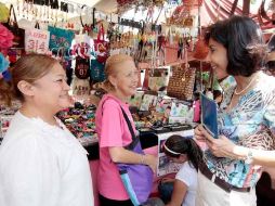 Maricarmen Mendoza, candidata del PAN a la presidencia municipal, en el Tianguis Prados La Estancia. ESPECIAL  /