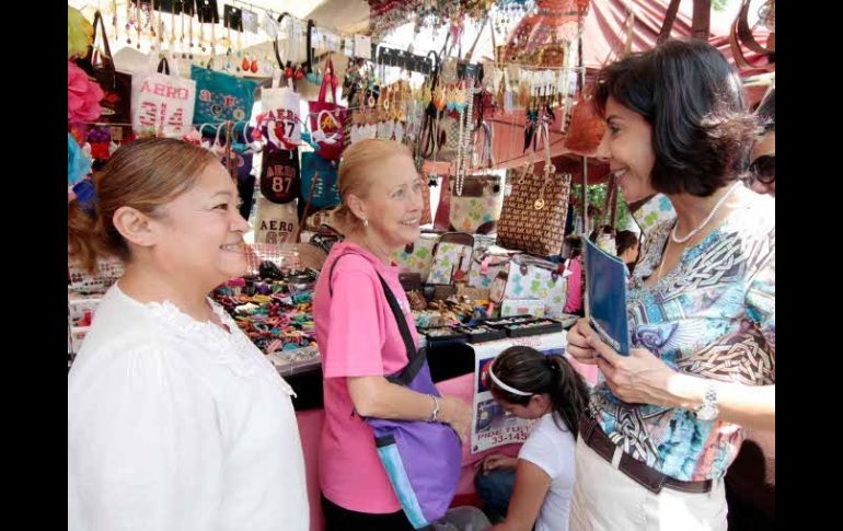 Maricarmen Mendoza, candidata del PAN a la presidencia municipal, en el Tianguis Prados La Estancia. ESPECIAL  /