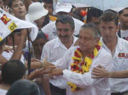 Bajo una intensa lluvia López Obrador encabezó un mitin frente al Palacio de Gobierno de Chetumal. EL UNIVERSAL  /