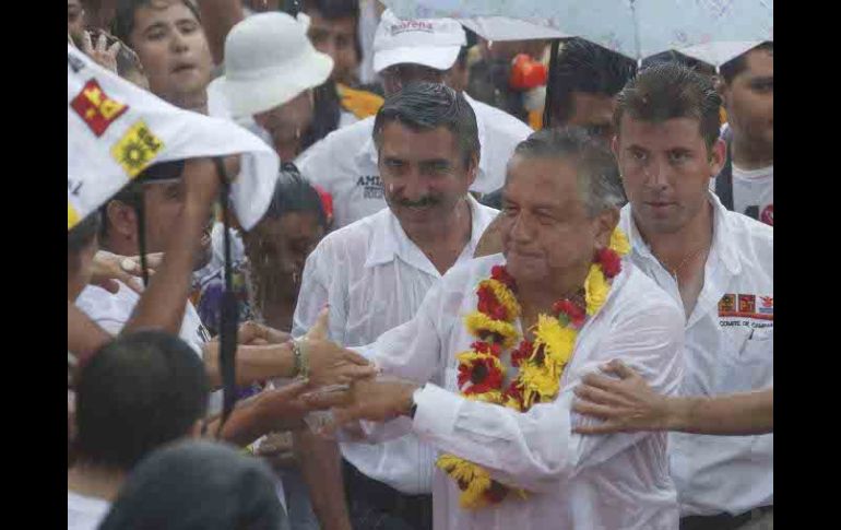 Bajo una intensa lluvia López Obrador encabezó un mitin frente al Palacio de Gobierno de Chetumal. EL UNIVERSAL  /