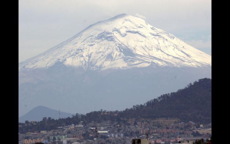 El volcán Popocatépetl domina el panorama de la Ciudad de México. ARCHIVO  /