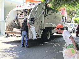 Aunque muchas personas colaboraron con el esfuerzo para separar sus residuos, en los camiones recolectores se revuelve la basura.  /