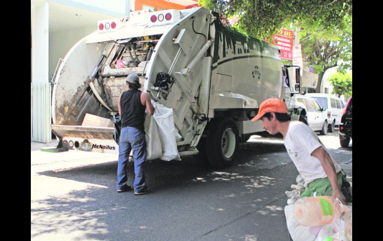 Aunque muchas personas colaboraron con el esfuerzo para separar sus residuos, en los camiones recolectores se revuelve la basura.  /