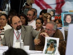 Javier Sicilia (derecha), durante la reunión con los aspirantes a la presidencia. NTX  /