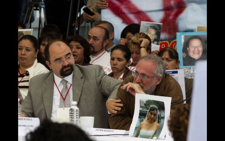 Javier Sicilia (derecha), durante la reunión con los aspirantes a la presidencia. NTX  /