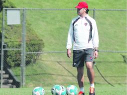 Juan Carlos Chávez dirigió ayer el entrenamiento rojinegro, ya con la incorporación del refuerzo Amaury Ponce. MEXSPORT  /