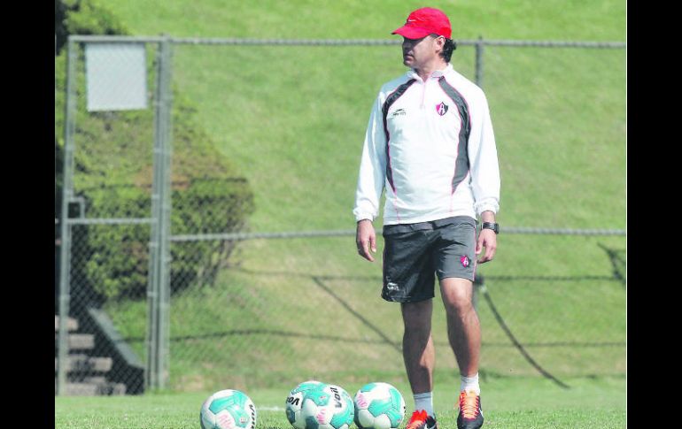 Juan Carlos Chávez dirigió ayer el entrenamiento rojinegro, ya con la incorporación del refuerzo Amaury Ponce. MEXSPORT  /