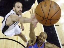 Manu Ginobili (i) pelea la pelota con Derek Fisher (d) de Oklahoma City. AP  /