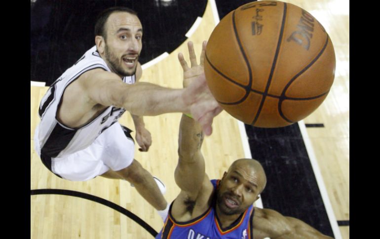 Manu Ginobili (i) pelea la pelota con Derek Fisher (d) de Oklahoma City. AP  /