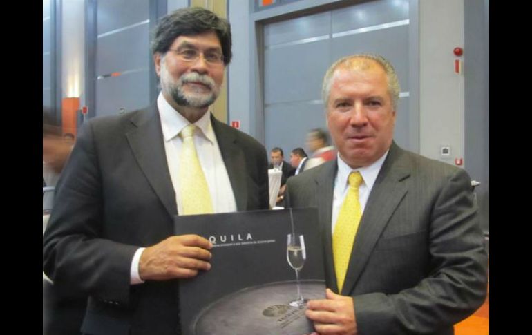 Ignacio Gómez (izq), escritor del libro y Eduardo Orendain (der) presidente de la CNIT durante la presentación del libro. ESPECIAL  /