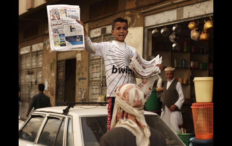 Un chico yemení vende periódicos con noticias sobre los enfrentamientos. AP  /