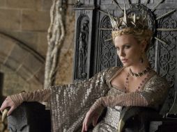 Charlize Theron ambién utilizó una corona particularmente imponente. AP  /