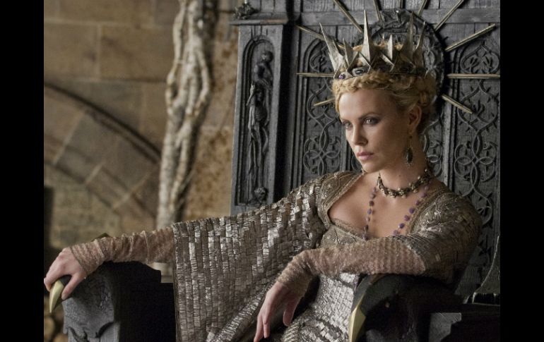 Charlize Theron ambién utilizó una corona particularmente imponente. AP  /