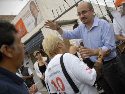 Ismael del Toro, candidato a alcalde de Tlajomulco por Movimiento Ciudadano, durante visita a tianguis Santa Fe. ESPECIAL  /