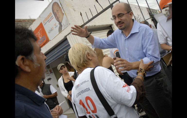 Ismael del Toro, candidato a alcalde de Tlajomulco por Movimiento Ciudadano, durante visita a tianguis Santa Fe. ESPECIAL  /