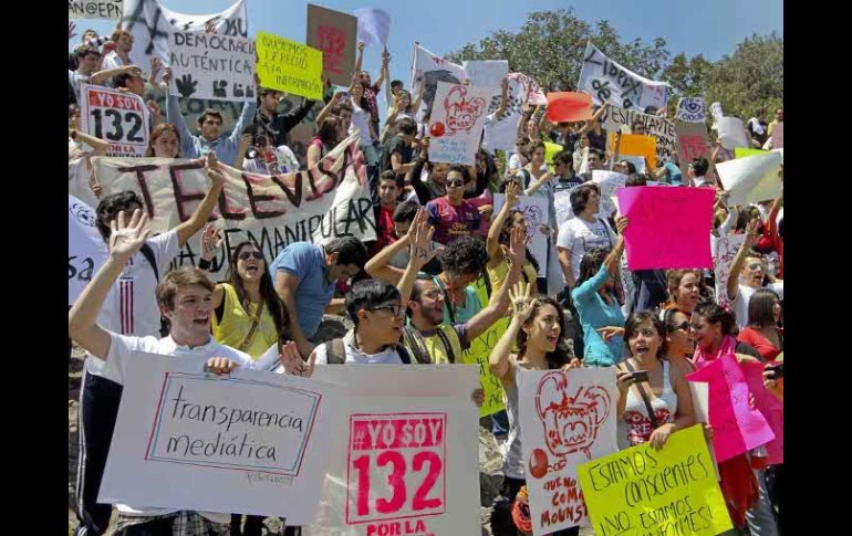 El presidente del IFE llama a los integrantes del movimiento #YoSoy132 a participar como observadores electorales. ARCHIVO  /