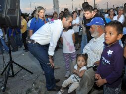 El candidato del PAN acudió a la Colonia Parques de Santa Cruz del Valle. ESPECIAL  /