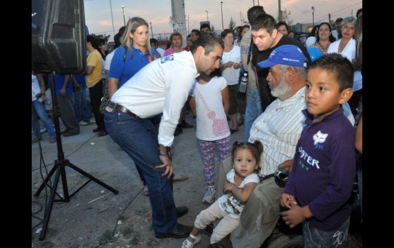 El candidato del PAN acudió a la Colonia Parques de Santa Cruz del Valle. ESPECIAL  /