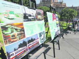 Choferes del Sistecozome exhibieron carteles con sus demandas durante el plantón frente  a Palacio de Gobierno.  /